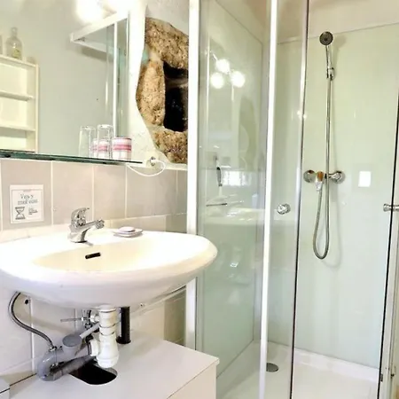 D'hotes L'adrienne Bed & Breakfast 3*
